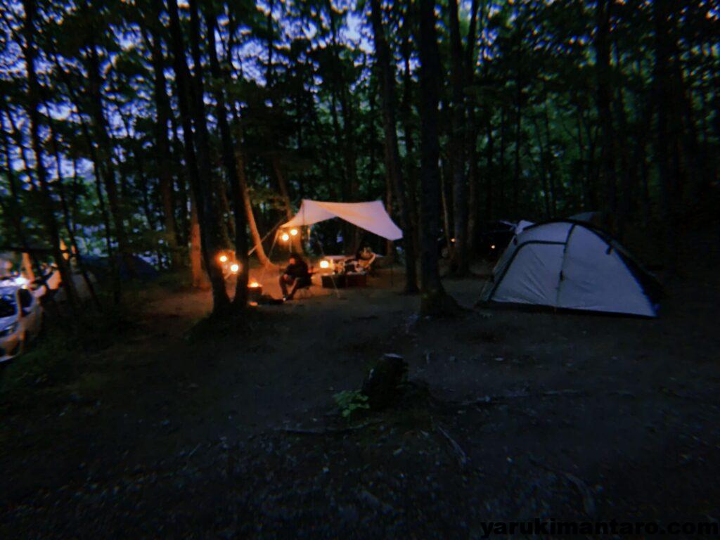 暗くなった後のいい感じなサイトの様子