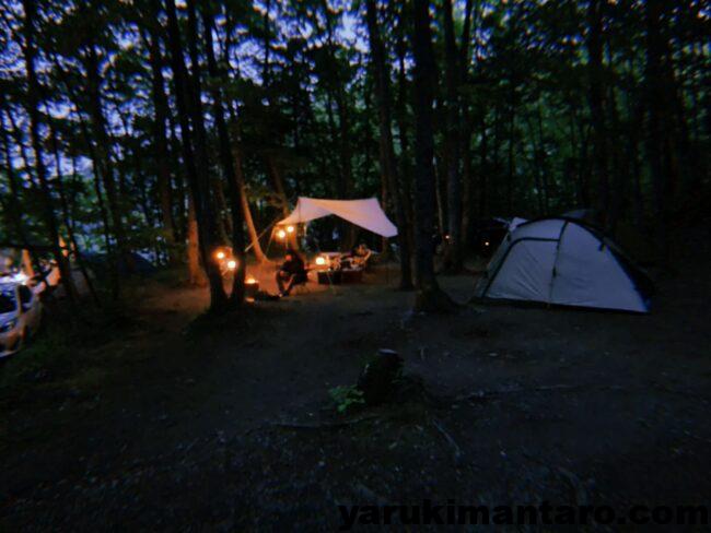 暗くなった後のいい感じなサイトの様子